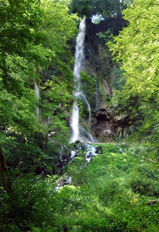 Der Uracher Wasserfall stürzt über moosige Stufen